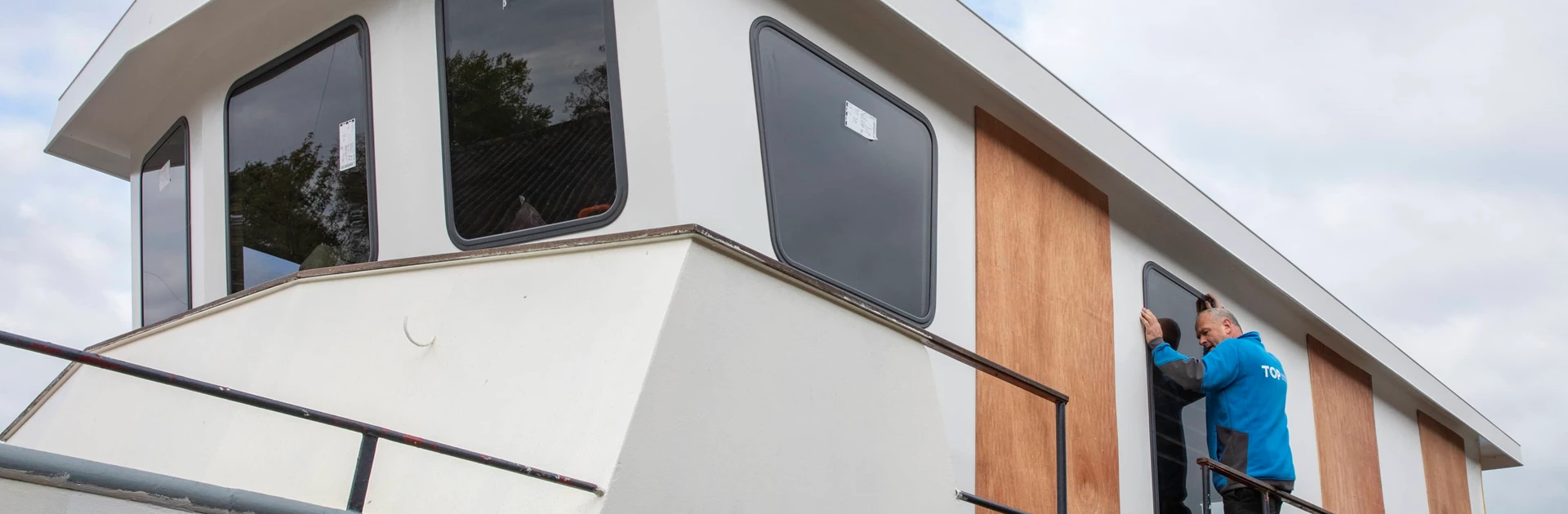 Fenster an Bord eines Hausbootes